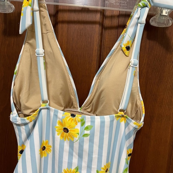 Old Navy women’s one piece bathing suits Striped and floral. Tie shoulder size M - Picture 4 of 7